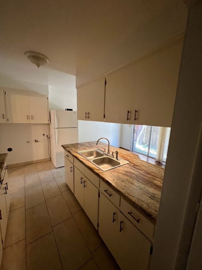 Building Photo - Charming Apartment with Solar