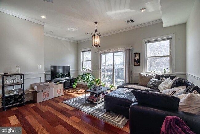 Building Photo - 329 W Girard Ave