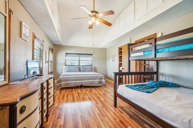 Building Photo - 4211 San Jacinto Dr