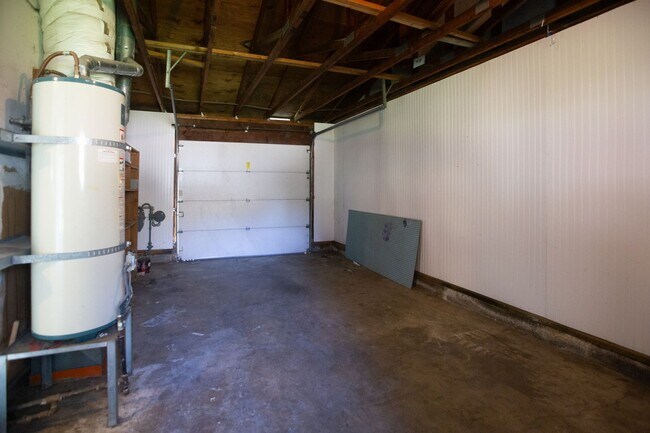 Building Photo - *** 3 Bedroom Woodburn home available now ***