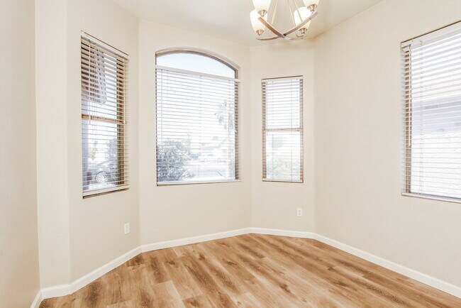 Building Photo - 6601 W Lawrence Ln