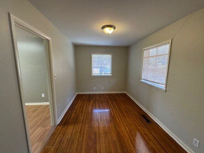 Building Photo - MOVE IN SPECIAL! HALF OFF FIRST MONTH!!
