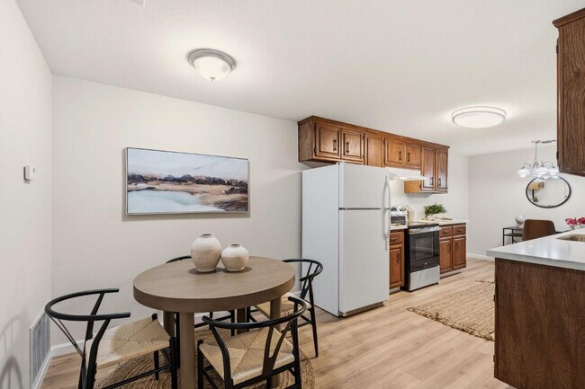Building Photo - Beautifully updated 2-bedroom, 1.5-bathroom duplex