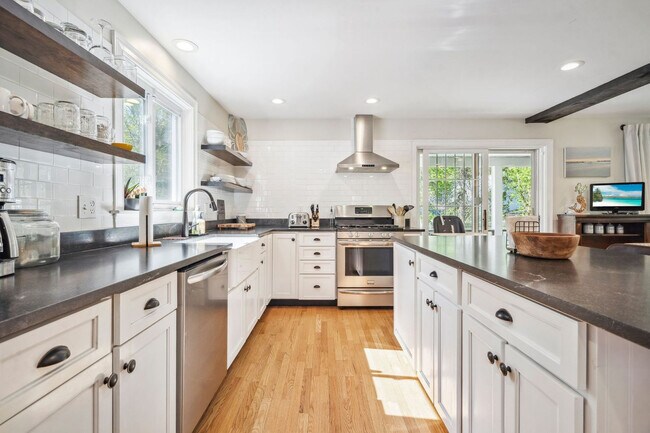 Building Photo - 550 Long John Rd