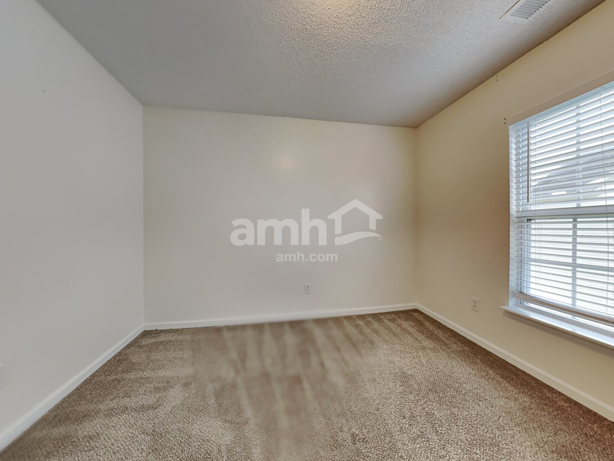 Building Photo - 303 Waylon Dr