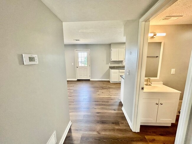 Building Photo - September Rent Free! Modern 3BR Apartment ...