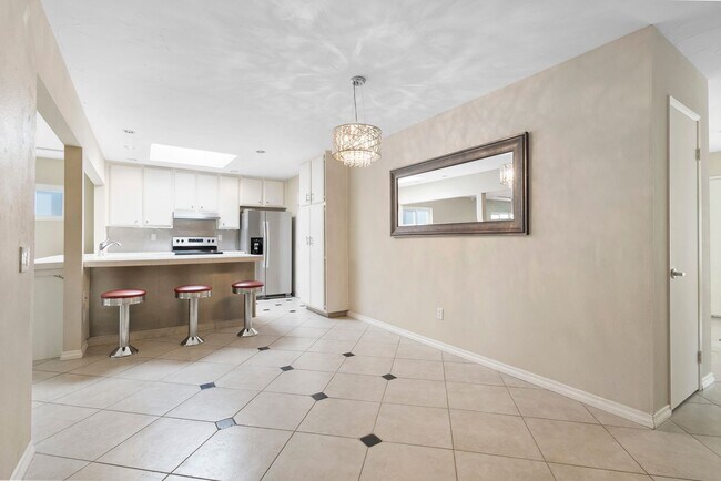 Building Photo - 3 Bedroom 2 Bathroom home available DECEMB...