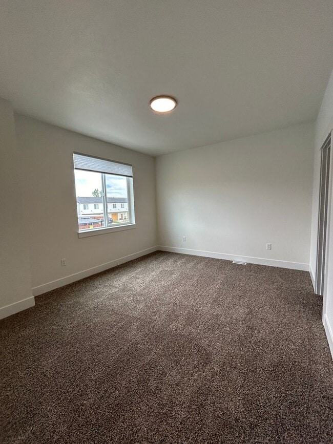 Building Photo - New Townhome
