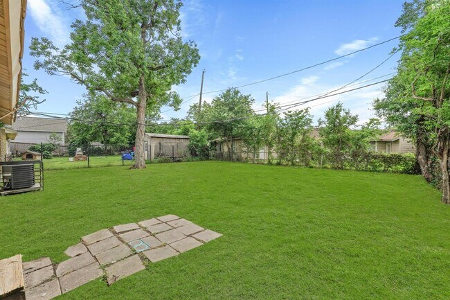 Building Photo - 6314 Crestville St