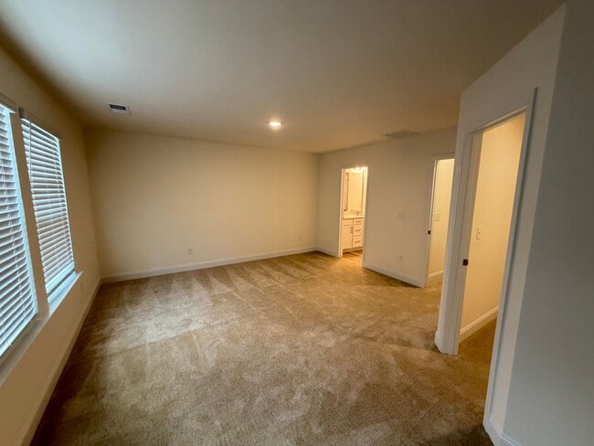 Building Photo - Mebane / Townhouse