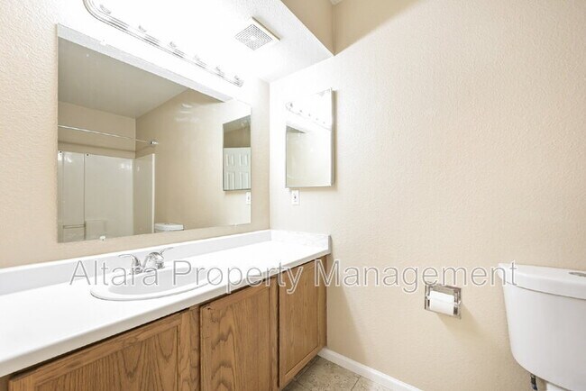 Building Photo - 407 S Memphis Way