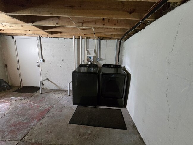 Building Photo - Super, Renovated 3 bed 1 bath! Available Now!