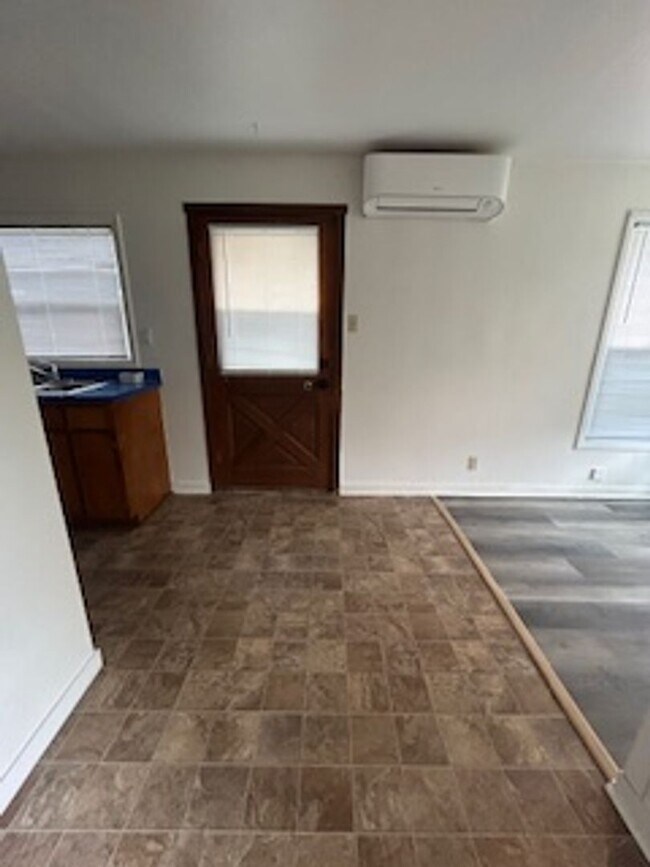 Building Photo - 1131 W 8th Ave