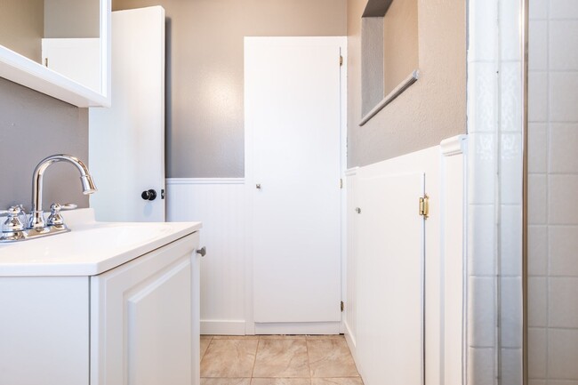 Building Photo - Beautiful updated 4 bed 2 bath Widefield h...
