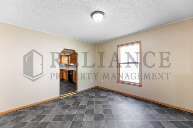 Building Photo - 1028 W Munnell Ave
