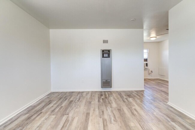 Building Photo - Cozy 3/1