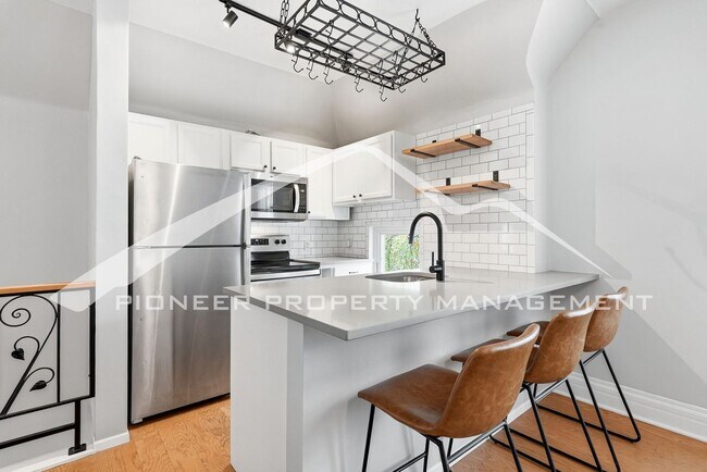 Building Photo - Spacious Condo with Storage Area and Parking!