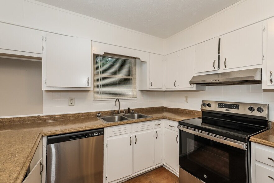 Building Photo - 8486 Magnolia Dr