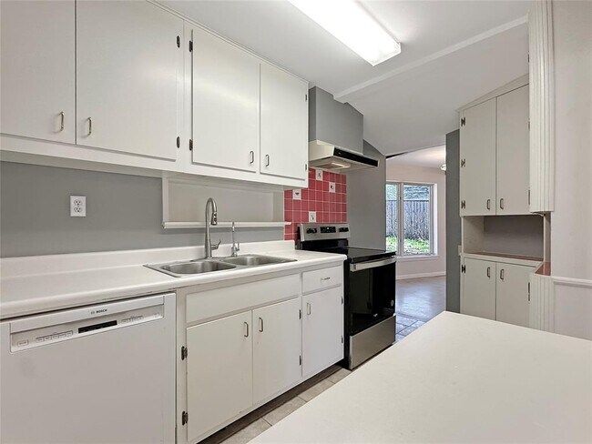 Building Photo - 4207 Wilshire Pkwy