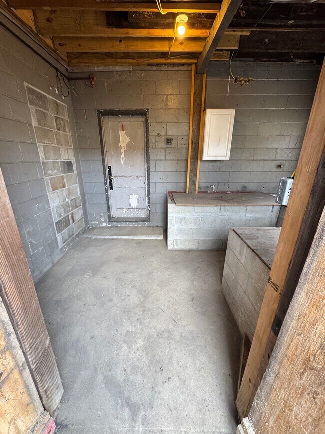 Building Photo - 702 Peer St