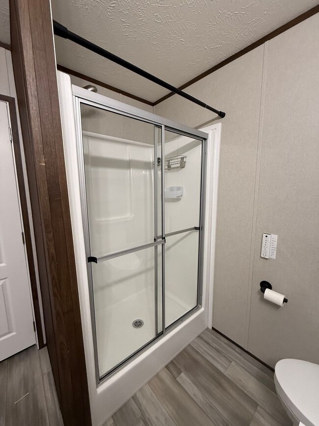 Building Photo - Newer Mobile Home in Country Setting