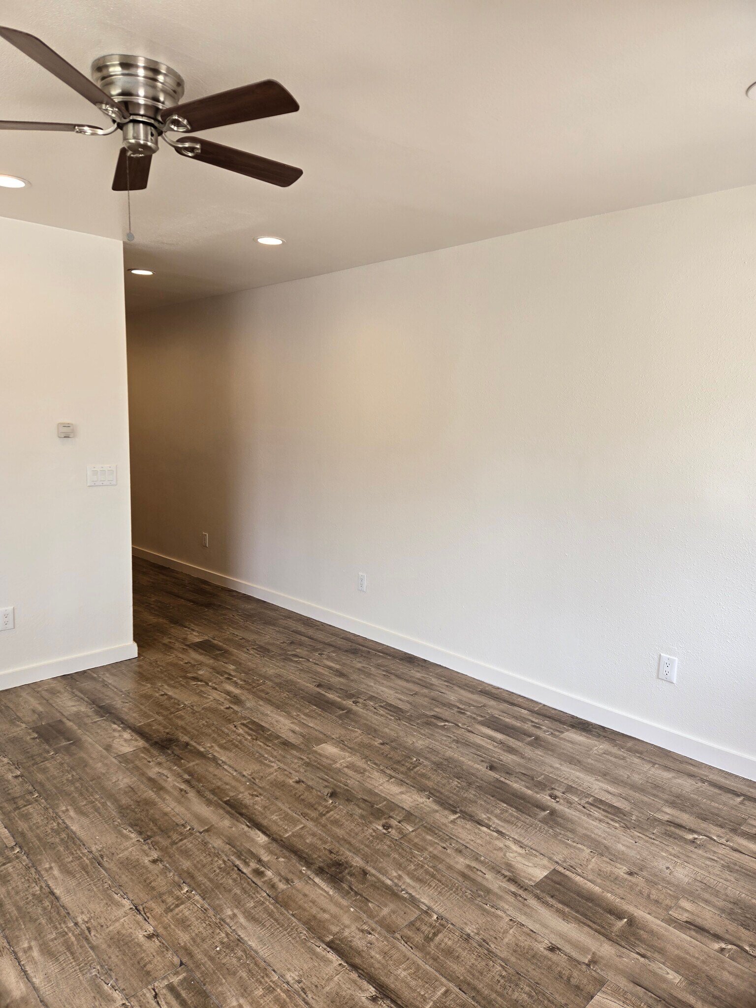 Building Photo - 5700 S Van Ness Ave