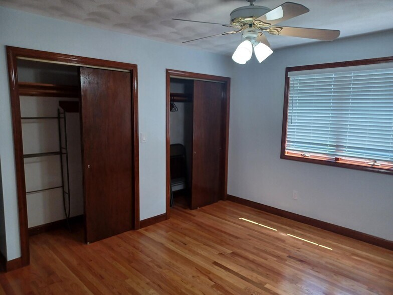 Master Bed 13 x 14 appox - 35 Danny Rd