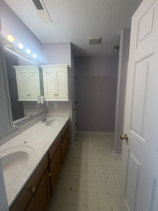 Building Photo - 3560 Oleander Dr