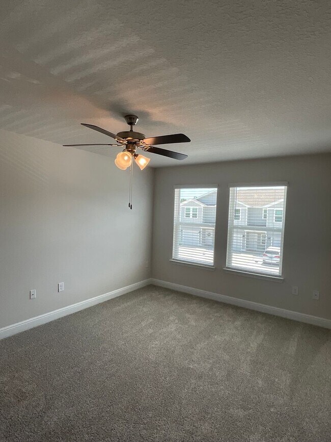 Building Photo - Spacious 3-Bedroom Townhouse