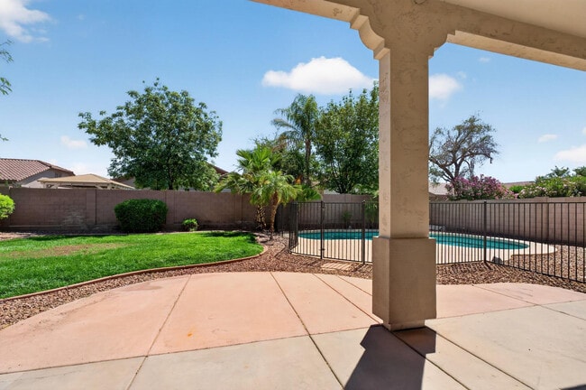 Building Photo - 4385 S Crosscreek Dr