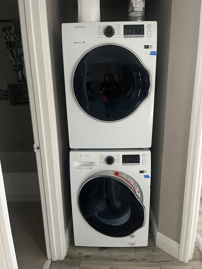 Building Photo - 1035 Lake Shore Dr