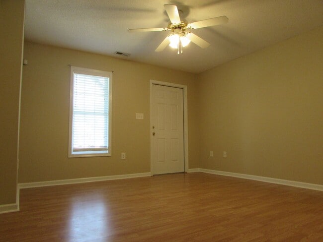 Building Photo - Bright 1 Bed/1 Bath Condo - Main Level - O...