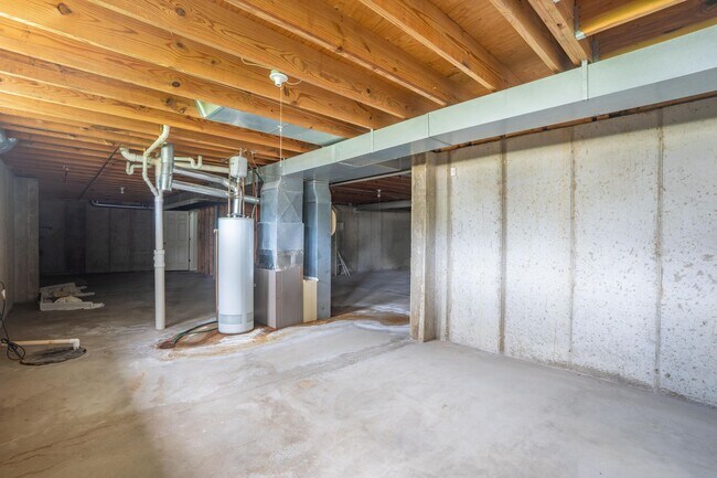 Building Photo - 16944 Hickory Crest Dr