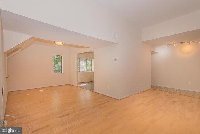 Building Photo - 1665 Parkcrest Cir