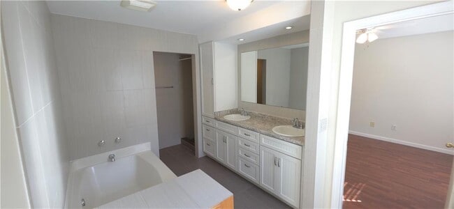 Building Photo - 2784 James Henry Dr