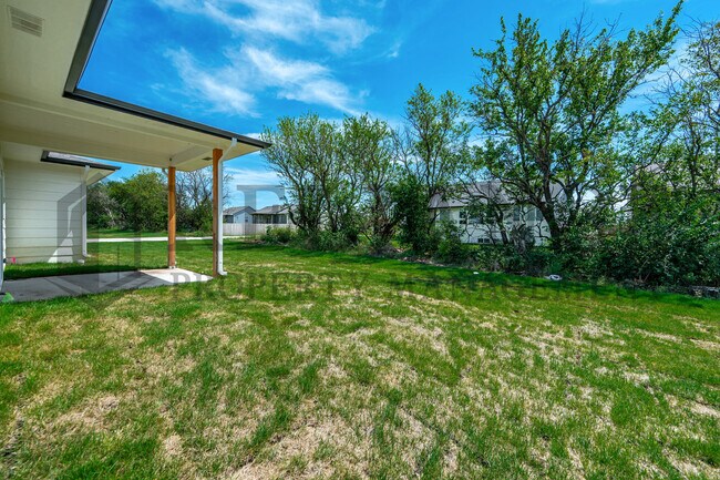 Building Photo - 613 Elmwood St