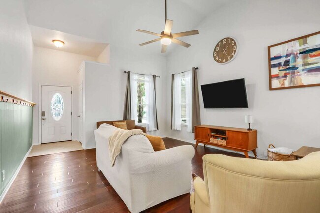 Building Photo - "Charming 3-Bed Oasis with 2.5 Baths in Sa...