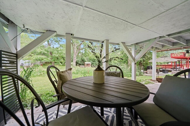 Building Photo - 4-Bed / 2-Bath Nicely Updated Home
