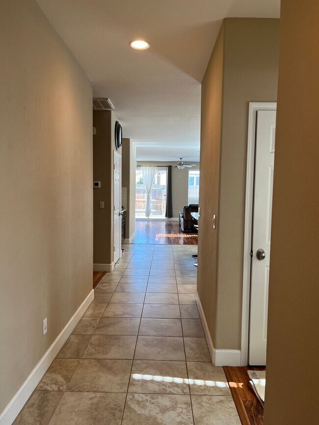 Building Photo - 2487 N Mountainside Dr