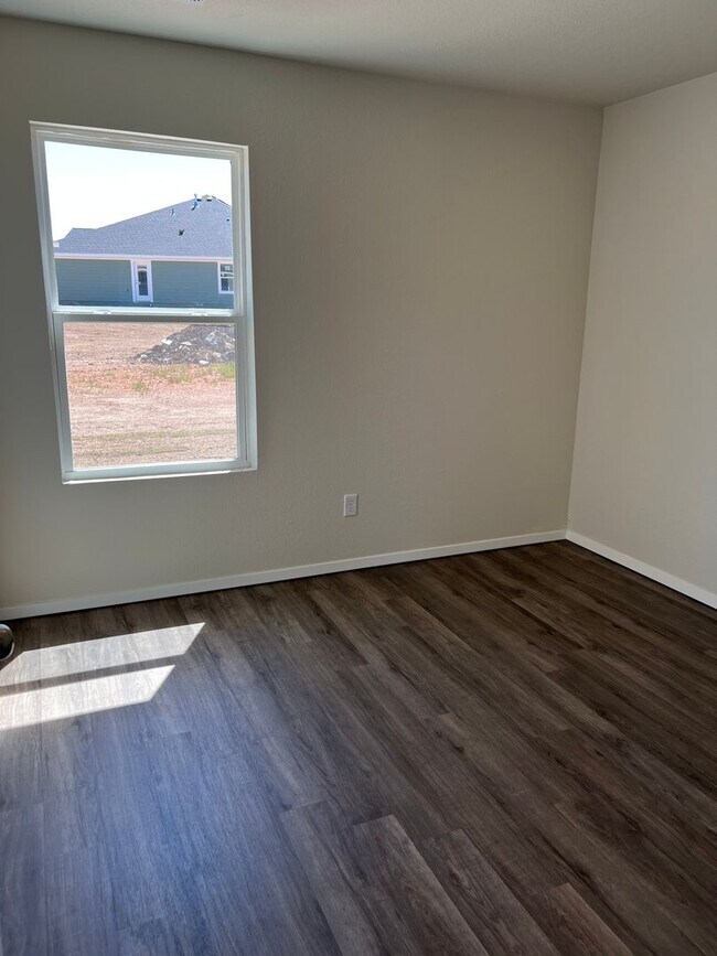 Building Photo - 900 W Tanner Dr