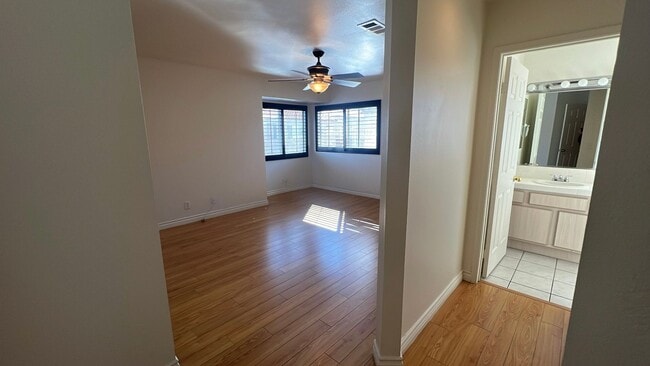 Building Photo - Townhouse in gated community near A.V. Col...