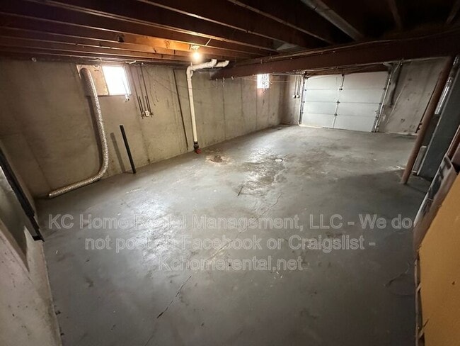 Building Photo - 708 NW Mock Ave