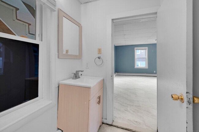 Building Photo - 223 Lawlor St