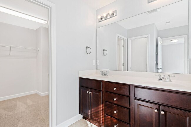 Building Photo - Bright & Spacious End-Unit Townhome in Flo...
