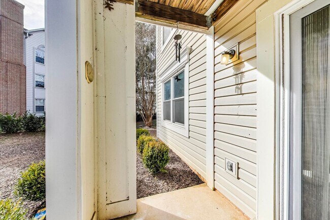 Building Photo - Beautiful - Ground Floor 3/2 condo in CROWN FARM