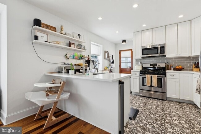 Building Photo - 322 Woodbine Ave