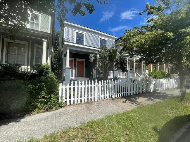 Building Photo - First floor 2 bedroom unit in the Heart of Downtown Savannah!