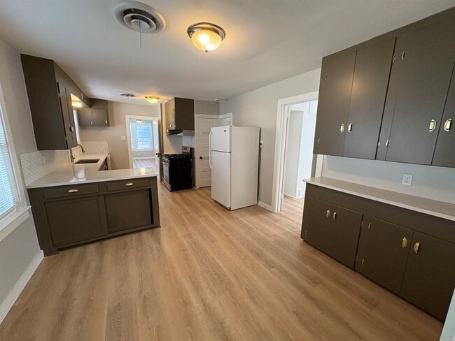 Building Photo - 4620 Bennett Ave