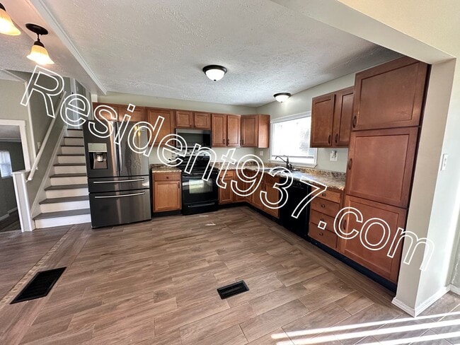 Building Photo - Updated 3 Bed home on cul-de-sac