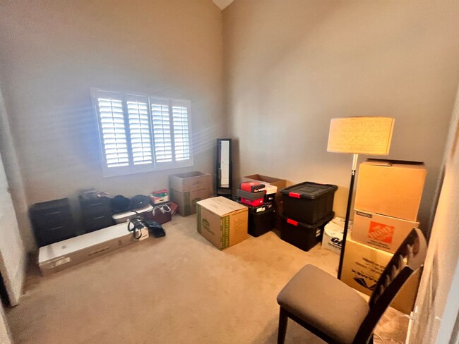 Building Photo - FURNISHED 2 Bed/2 Bath One Car Garage Upst...